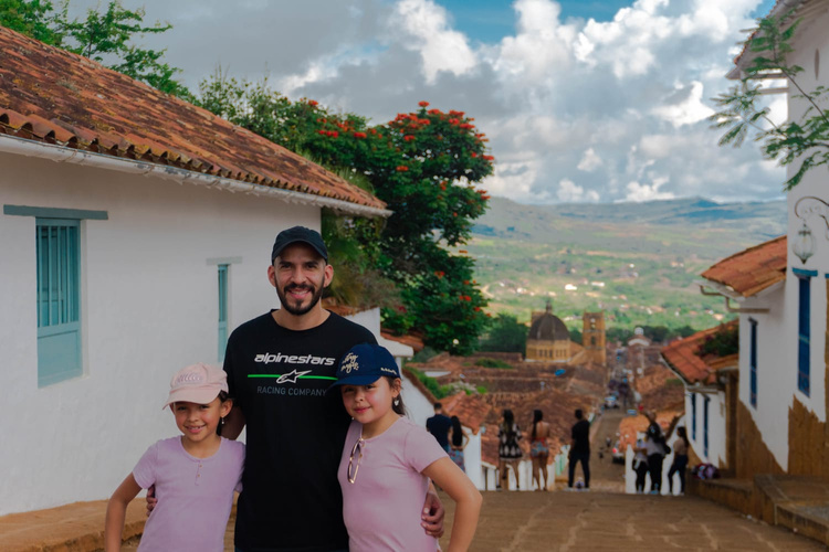 Andrés con estudiantes en Barichara
