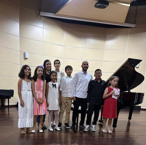 Estudiantes con Andrés Ovalle en concierto