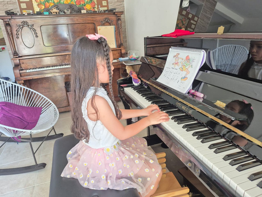 Niña practicando piano