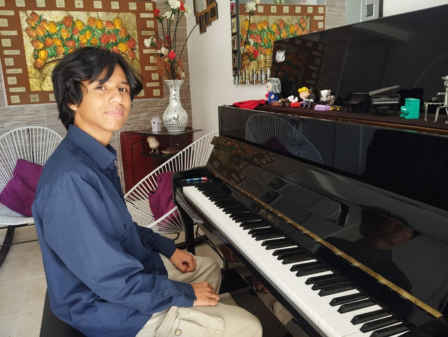 Estudiante en piano vertical