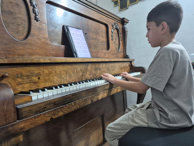 Estudiante en piano antiguo