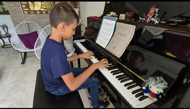 Niño practicando Grieg